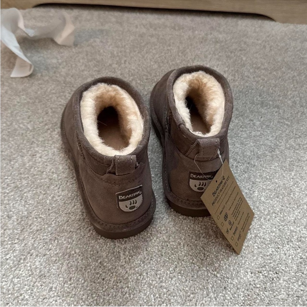 NWT bearpaw boots size 8 grey ish color